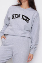 Cargar imagen en el visor de la galería, White New York Oversized Sweatshirt
