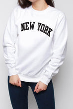 Cargar imagen en el visor de la galería, White New York Oversized Sweatshirt
